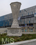 10.03.2026,  Fussball UEFA Championsleague 2025/2026: Achtelfinale, Atalanta Bergamo - FC Bayern München, in der New Balance Arena (Bergamo, Italien), Aussenansicht Fassade des Stadions.  Denkmal vor dem Stadion in Andenken an das UEFA-Europa-League-Finale 2024 (UEFA-Cup Pokal), bei dem Atalanta Bergamo gegen Bayer Leverkusen das Finale und damit den Pokal gewann.