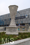 10.03.2026,  Fussball UEFA Championsleague 2025/2026: Achtelfinale, Atalanta Bergamo - FC Bayern München, in der New Balance Arena (Bergamo, Italien), Aussenansicht Fassade des Stadions.  Denkmal vor dem Stadion in Andenken an das UEFA-Europa-League-Finale 2024 (UEFA-Cup Pokal), bei dem Atalanta Bergamo gegen Bayer Leverkusen das Finale und damit den Pokal gewann.