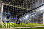 10.03.2026,  Fussball UEFA Championsleague 2025/2026: Achtelfinale, Atalanta Bergamo - FC Bayern München, in der New Balance Arena (Bergamo, Italien),Nach einem Gegentor frustrierte Spieler von Bergamo, beobachtet von der Angel-Kamera hinter dem Tornetz.  li:L Davide Zappacosta (Atalanta Bergamo) 