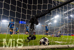 10.03.2026,  Fussball UEFA Championsleague 2025/2026: Achtelfinale, Atalanta Bergamo - FC Bayern München, in der New Balance Arena (Bergamo, Italien),Nach einem Gegentor frustrierte Spieler von Bergamo, beobachtet von der Angel-Kamera hinter dem Tornetz.  li:L Davide Zappacosta (Atalanta Bergamo) re: Torwart Marco Carnesecchi (Atalanta Bergamo) 