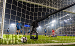 10.03.2026,  Fussball UEFA Championsleague 2025/2026: Achtelfinale, Atalanta Bergamo - FC Bayern München, in der New Balance Arena (Bergamo, Italien),Nach einem Gegentor frustrierte Spieler von Bergamo, beobachtet von der Angel-Kamera hinter dem Tornetz.  li:L Davide Zappacosta (Atalanta Bergamo) 
