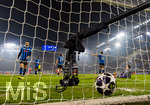 10.03.2026,  Fussball UEFA Championsleague 2025/2026: Achtelfinale, Atalanta Bergamo - FC Bayern München, in der New Balance Arena (Bergamo, Italien),Nach einem Gegentor frustrierte Spieler von Bergamo, beobachtet von der Angel-Kamera hinter dem Tornetz.  li:L Davide Zappacosta (Atalanta Bergamo) re: Torwart Marco Carnesecchi (Atalanta Bergamo) 