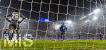 10.03.2026,  Fussball UEFA Championsleague 2025/2026: Achtelfinale, Atalanta Bergamo - FC Bayern München, in der New Balance Arena (Bergamo, Italien), Nach einem Gegentor frustrierte Spieler von Bergamo, li: Torwart Marco Carnesecchi (Atalanta Bergamo) re: Yunus Musah (Atalanta Bergamo) 