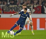 12.03.2026, Fussball UEFA Europa League 2025/2026: Achtelfinale, VfB Stuttgart - FC Porto, in der MHP-Arena Stuttgart, Finn Jeltsch (re, Stuttgart) setzt sich durch gegen Borja Sainz (FC Porto) .
  

