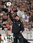 12.03.2026, Fussball UEFA Europa League 2025/2026: Achtelfinale, VfB Stuttgart - FC Porto, in der MHP-Arena Stuttgart, Trainer Sebastian Hoeneß (Stuttgart) fängt den Ball.
  

