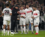 12.03.2026, Fussball UEFA Europa League 2025/2026: Achtelfinale, VfB Stuttgart - FC Porto, in der MHP-Arena Stuttgart, v.l. Nikolas Nartey (Stuttgart), Trainer Sebastian Hoeneß (Stuttgart), Angelo Stiller (Stuttgart), Jeff Chabot (Stuttgart) und Deniz Undav (Stuttgart) 
  

