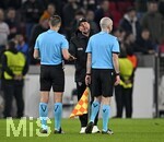 12.03.2026, Fussball UEFA Europa League 2025/2026: Achtelfinale, VfB Stuttgart - FC Porto, in der MHP-Arena Stuttgart, 
  Trainer Sebastian Hoeneß (Stuttgart) diskutiert nach dem Spiel mit Schiedsrichter Donatas Rumsas (LTU).

