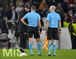 12.03.2026, Fussball UEFA Europa League 2025/2026: Achtelfinale, VfB Stuttgart - FC Porto, in der MHP-Arena Stuttgart, Trainer Sebastian Hoeneß (Stuttgart) diskutiert mit Schiedsrichter Donatas Rumsas (LTU).
  

