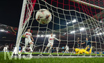 12.03.2026, Fussball UEFA Europa League 2025/2026: Achtelfinale, VfB Stuttgart - FC Porto, in der MHP-Arena Stuttgart, Torschuss zum 1:2 von Deniz Undav (mitte hinten, Stuttgart), Torwart Diego Costa (FC Porto) am Boden. Angelo Stiller (Stuttgart) 