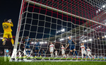 12.03.2026, Fussball UEFA Europa League 2025/2026: Achtelfinale, VfB Stuttgart - FC Porto, in der MHP-Arena Stuttgart, Torwart Diego Costa (li, FC Porto) streckt sich zum Ball.