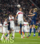 12.03.2026, Fussball UEFA Europa League 2025/2026: Achtelfinale, VfB Stuttgart - FC Porto, in der MHP-Arena Stuttgart, Kopfball von Luca Jaquez (2.v.re, Stuttgart) gegen Victor Froholdt (re, FC Porto) 