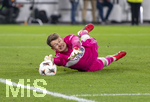 12.03.2026, Fussball UEFA Europa League 2025/2026: Achtelfinale, VfB Stuttgart - FC Porto, in der MHP-Arena Stuttgart, Torwart Alexander Nübel (Stuttgart) hechtet dem Ball nach.