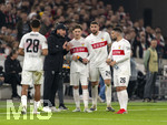 12.03.2026, Fussball UEFA Europa League 2025/2026: Achtelfinale, VfB Stuttgart - FC Porto, in der MHP-Arena Stuttgart, Trainer Sebastian Hoeneß (Stuttgart) gibt taktische Anweisungen an Angelo Stiller (Stuttgart), Jeff Chabot (Stuttgart), Deniz Undav (Stuttgart) Nikolas Nartey (Stuttgart) 