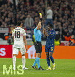 12.03.2026, Fussball UEFA Europa League 2025/2026: Achtelfinale, VfB Stuttgart - FC Porto, in der MHP-Arena Stuttgart, Schiedsrichter Donatas Rumsas (LTU) zeigt Zaidu Sanusi (FC Porto) die gelbe Karte wegen Zeitspiels