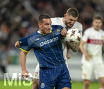12.03.2026, Fussball UEFA Europa League 2025/2026: Achtelfinale, VfB Stuttgart - FC Porto, in der MHP-Arena Stuttgart, v.li: Deniz Gül (FC Porto) gegen Jeff Chabot (Stuttgart) 