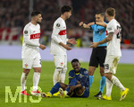 12.03.2026, Fussball UEFA Europa League 2025/2026: Achtelfinale, VfB Stuttgart - FC Porto, in der MHP-Arena Stuttgart, Zaidu Sanusi (FC Porto) am Boden, Schiedsrichter Donatas Rumsas, Deniz Undav (Stuttgart) und Finn Jeltsch (Stuttgart) stehen um ihn herum