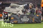 12.03.2026, Fussball UEFA Europa League 2025/2026: Achtelfinale, VfB Stuttgart - FC Porto, in der MHP-Arena Stuttgart, Kameramann am Spielfeldrand