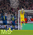 12.03.2026, Fussball UEFA Europa League 2025/2026: Achtelfinale, VfB Stuttgart - FC Porto, in der MHP-Arena Stuttgart, re: Torwart Diego Costa (FC Porto) fängt den Ball