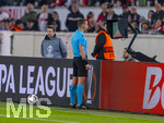 12.03.2026, Fussball UEFA Europa League 2025/2026: Achtelfinale, VfB Stuttgart - FC Porto, in der MHP-Arena Stuttgart, Schiedsrichter Donatas Rumsas (LTU) begutachtete den Bildschirm des VAR
