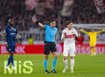 12.03.2026, Fussball UEFA Europa League 2025/2026: Achtelfinale, VfB Stuttgart - FC Porto, in der MHP-Arena Stuttgart, Schiedsrichter Donatas Rumsas (mitte, LTU) re: Angelo Stiller (Stuttgart) 