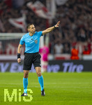 12.03.2026, Fussball UEFA Europa League 2025/2026: Achtelfinale, VfB Stuttgart - FC Porto, in der MHP-Arena Stuttgart, Schiedsrichter Donatas Rumsas (LTU) gestikuliert 