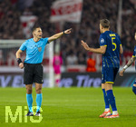 12.03.2026, Fussball UEFA Europa League 2025/2026: Achtelfinale, VfB Stuttgart - FC Porto, in der MHP-Arena Stuttgart, Schiedsrichter Donatas Rumsas (LTU) gestikuliert gegen Jan Bednarek (FC Porto) 