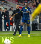 12.03.2026, Fussball UEFA Europa League 2025/2026: Achtelfinale, VfB Stuttgart - FC Porto, in der MHP-Arena Stuttgart, hi: Trainer Francesco Farioli (FC Porto) gibt Anweisungen an Zaidu Sanusi (FC Porto) 