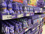 16.03.2026, Symbolbild:  Ostern 2026, Der berühmte Milka Schmunzelhase im Angebot eines Supermarktes in Bayern, in verschiedenen Ausführungen,  weisse Schokolade, Nuss, Daim (Mandel Karamel), Alpenmilch, 