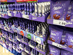 16.03.2026, Symbolbild:  Ostern 2026, Der berühmte Milka Schmunzelhase im Angebot eines Supermarktes in Bayern, in verschiedenen Ausführungen,  weisse Schokolade, Nuss, Daim (Mandel Karamel), Alpenmilch, 