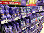 16.03.2026, Symbolbild:  Ostern 2026, Der berühmte Milka Schmunzelhase im Angebot eines Supermarktes in Bayern, in verschiedenen Ausführungen,  weisse Schokolade, Nuss, Daim (Mandel Karamel), Alpenmilch, 