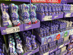 16.03.2026, Symbolbild:  Ostern 2026, Der berühmte Milka Schmunzelhase im Angebot eines Supermarktes in Bayern, in verschiedenen Ausführungen,  weisse Schokolade, Nuss, Daim (Mandel Karamel), Alpenmilch, 