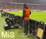 18.03.2026,  Fussball UEFA Championsleague 2025/2026: Achtelfinale Rückspiel,  FC Bayern München - Atalanta Bergamo, in der Allianz-Arena München, Ein Ordner bei der VAR Technik.
  

