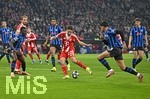 18.03.2026,  Fussball UEFA Championsleague 2025/2026: Achtelfinale Rückspiel,  FC Bayern München - Atalanta Bergamo, in der Allianz-Arena München, Raphael Guerreiro (FC Bayern München) setzt sich durch,
  

