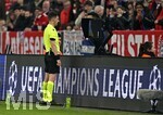 18.03.2026,  Fussball UEFA Championsleague 2025/2026: Achtelfinale Rückspiel,  FC Bayern München - Atalanta Bergamo, in der Allianz-Arena München, Schiedsrichter Benoit Bastien (Frankreich) schaut sich den Monitor an.
  

