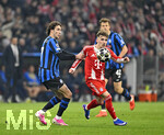 18.03.2026,  Fussball UEFA Championsleague 2025/2026: Achtelfinale Rückspiel,  FC Bayern München - Atalanta Bergamo, in der Allianz-Arena München, Lennart Karl (FC Bayern München) setzt sich durch.
  

