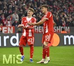 18.03.2026,  Fussball UEFA Championsleague 2025/2026: Achtelfinale Rückspiel,  FC Bayern München - Atalanta Bergamo, in der Allianz-Arena München, v.l. Lennart Karl (FC Bayern München) und Tom Bischof (Bayern München) jubeln
  

