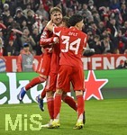 18.03.2026,  Fussball UEFA Championsleague 2025/2026: Achtelfinale Rückspiel,  FC Bayern München - Atalanta Bergamo, in der Allianz-Arena München, v.l. Lennart Karl (FC Bayern München), Tom Bischof (Bayern München) und Deniz Ofli (FC Bayern München).


