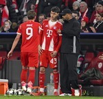 18.03.2026,  Fussball UEFA Championsleague 2025/2026: Achtelfinale Rückspiel,  FC Bayern München - Atalanta Bergamo, in der Allianz-Arena München, Filip Pavic (FC Bayern München) kommt ins Spiel . Trainer Vincent Kompany (FC Bayern München) 
  

