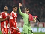 18.03.2026,  Fussball UEFA Championsleague 2025/2026: Achtelfinale Rückspiel,  FC Bayern München - Atalanta Bergamo, in der Allianz-Arena München, v.l. Jonathan Tah (FC Bayern München), Filip Pavic (FC Bayern München) und Torwart Jonas Urbig (FC Bayern München) winken den Fans
  

