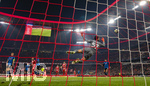 18.03.2026,  Fussball UEFA Championsleague 2025/2026: Achtelfinale Rückspiel,  FC Bayern München - Atalanta Bergamo, in der Allianz-Arena München,  Torwart Marco Sportiello (Atalanta Bergamo) hechtet bei einem Gegentor dem Ball hinterher
   

