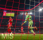 18.03.2026,  Fussball UEFA Championsleague 2025/2026: Achtelfinale Rückspiel,  FC Bayern München - Atalanta Bergamo, in der Allianz-Arena München, re: Torwart Jonas Urbig (FC Bayern München) in Aktion. Jonathan Tah (FC Bayern München) 
  

