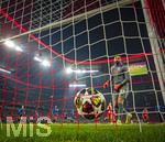 18.03.2026,  Fussball UEFA Championsleague 2025/2026: Achtelfinale Rückspiel,  FC Bayern München - Atalanta Bergamo, in der Allianz-Arena München, Torwart Marco Sportiello (Atalanta Bergamo) schaut nach einem Gegentor enttäuscht dem Ball im Tornetz hinterher.
   

