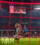 18.03.2026,  Fussball UEFA Championsleague 2025/2026: Achtelfinale Rückspiel,  FC Bayern München - Atalanta Bergamo, in der Allianz-Arena München, Isak Hien (Atalanta Bergamo) und Torwart Marco Sportiello (Atalanta Bergamo) nach einem Gegentor enttäuscht.
  

