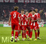 18.03.2026,  Fussball UEFA Championsleague 2025/2026: Achtelfinale Rückspiel,  FC Bayern München - Atalanta Bergamo, in der Allianz-Arena München, Torjubel Harry Kane (li, FC Bayern München) mit Tom Bischof (Bayern München), Luis Diaz (FC Bayern München), Jonathan Tah (FC Bayern München) 