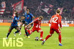 18.03.2026,  Fussball UEFA Championsleague 2025/2026: Achtelfinale Rückspiel,  FC Bayern München - Atalanta Bergamo, in der Allianz-Arena München, Harry Kane (FC Bayern München) erzielt seinen sehenswerten Treffer zum 2:0 nach dem umspielen von 3 Bergamo-Spielern.  li: Kamaldeen Sulemana (Atalanta Bergamo), Ederson (Atalanta Bergamo), Isak Hien (Atalanta Bergamo) 