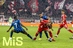 18.03.2026,  Fussball UEFA Championsleague 2025/2026: Achtelfinale Rückspiel,  FC Bayern München - Atalanta Bergamo, in der Allianz-Arena München, Harry Kane (re,FC Bayern München) erzielt seinen sehenswerten Treffer zum 2:0 nach dem umspielen von 3 Bergamo-Spielern.  li: Kamaldeen Sulemana (Atalanta Bergamo), Isak Hien (re, Atalanta Bergamo) 