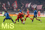 18.03.2026,  Fussball UEFA Championsleague 2025/2026: Achtelfinale Rückspiel,  FC Bayern München - Atalanta Bergamo, in der Allianz-Arena München, Harry Kane (FC Bayern München) erzielt seinen sehenswerten Treffer zum 2:0 nach dem umspielen von 3 Bergamo-Spielern.  li: Kamaldeen Sulemana (Atalanta Bergamo), Ederson (re, Atalanta Bergamo), Isak Hien (mitte, Atalanta Bergamo) 