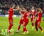 18.03.2026,  Fussball UEFA Championsleague 2025/2026: Achtelfinale Rückspiel,  FC Bayern München - Atalanta Bergamo, in der Allianz-Arena München, li: Torjubel Harry Kane (FC Bayern München) mit Tom Bischof (Bayern München), Raphael Guerreiro (FC Bayern München) Luis Diaz (FC Bayern München) 