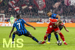 18.03.2026,  Fussball UEFA Championsleague 2025/2026: Achtelfinale Rückspiel,  FC Bayern München - Atalanta Bergamo, in der Allianz-Arena München, Harry Kane (re,FC Bayern München) erzielt seinen sehenswerten Treffer zum 2:0 nach dem umspielen von 3 Bergamo-Spielern.  li: Kamaldeen Sulemana (Atalanta Bergamo), Isak Hien (re, Atalanta Bergamo) 