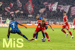 18.03.2026,  Fussball UEFA Championsleague 2025/2026: Achtelfinale Rückspiel,  FC Bayern München - Atalanta Bergamo, in der Allianz-Arena München, Harry Kane (re,FC Bayern München) erzielt seinen sehenswerten Treffer zum 2:0 nach dem umspielen von 3 Bergamo-Spielern.  li: Kamaldeen Sulemana (Atalanta Bergamo), Isak Hien (re, Atalanta Bergamo) 